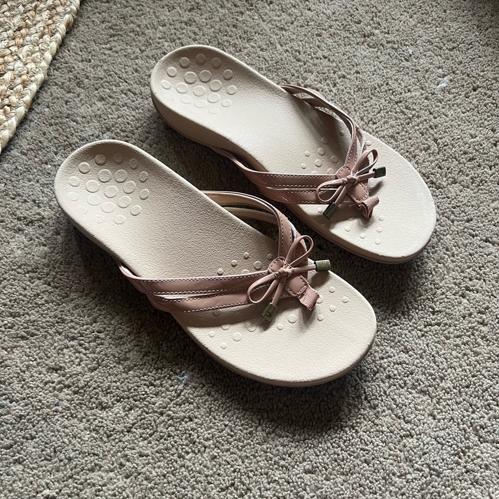 Vionic Tan Sandals with Bow Accent